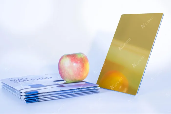 Tấm alu gương vàng có kích thước phù hợp, với độ sáng tinh tế soi bóng đồ vật