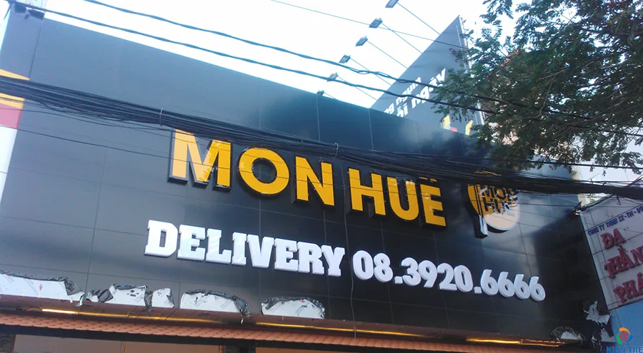 Tấm nhôm ốp mặt tiền với tông màu quen thuộc giúp khách hàng dễ dàng nhận ra thương hiệu