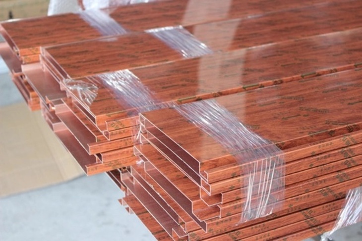  Màu vân gỗ nâu đậm trong bảng màu trần nhôm giả gỗ của tấm nhôm G-Shaped