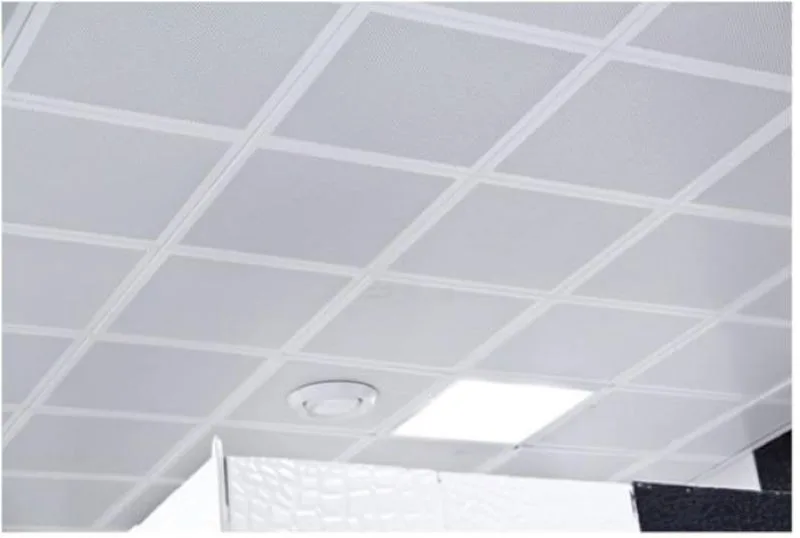 Thiết kế dạng tấm cùng với các lỗ tiêu âm nhỏ của trần Clip-in giúp tăng khả năng hấp thụ âm và thoáng khí cho nhà vệ sinh