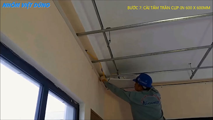 Người thợ cài tấm trần đầu tiên vào một góc khuất của căn phòng