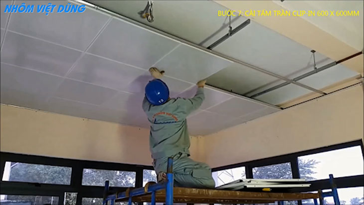 Tấm trần được cài từ một góc
