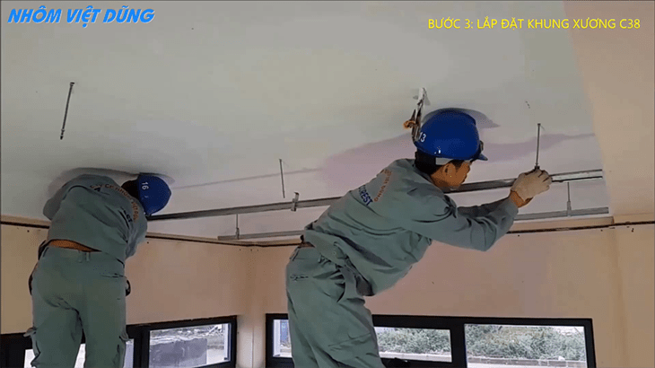 Thanh xương C38 được treo vào các vị trí đã được cố định