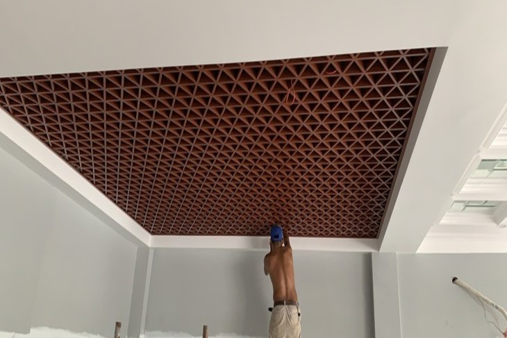 Thi công trần nhôm Caro Cell vân gỗ