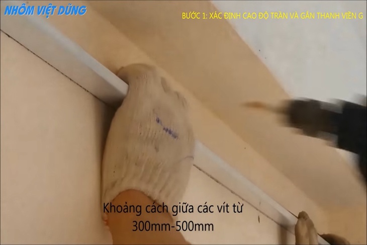 Thanh viền G đang được cố định vào tường theo vị trí đã đánh dấu
