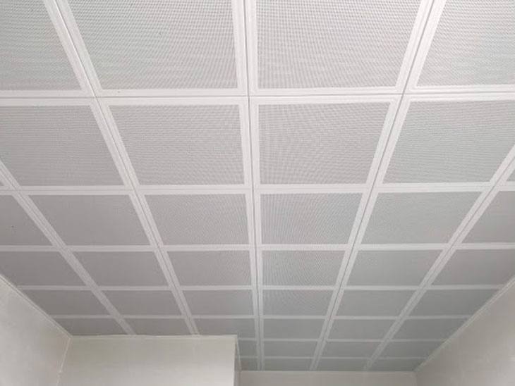 Sau khi làm sạch bụi, bạn tiếp tục tiến hành vệ sinh trần nhôm bằng dung dịch