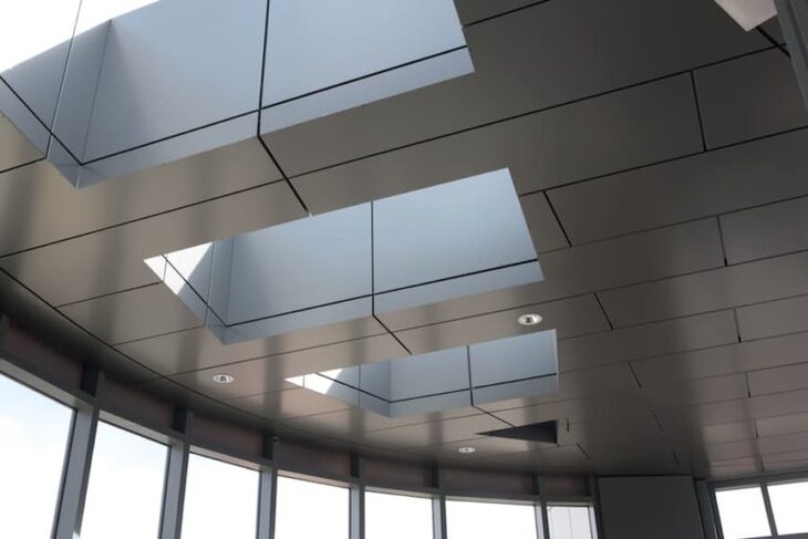 Ốp trần Aluminium phù hợp hơn cho không gian lớn và phẳng