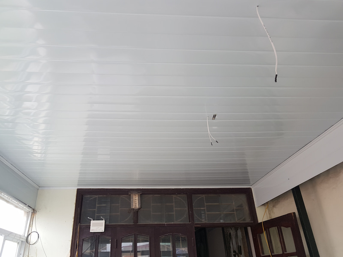 Trần tôn xốp là loại trần được kết hợp giữa tôn và lớp xốp cách nhiệt, tạo thành một hệ thống trần có khả năng cách nhiệt và chống ồn hiệu quả