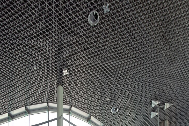 Báo giá trần nhôm caro thay đổi tuỳ theo diện tích công trình thi công