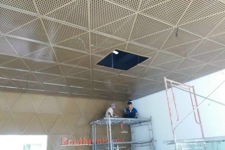 Ngoài Clip-in 600x600 hinh vuông thì trần hình tam giá là một thiết kế mới lạ và độc đáo