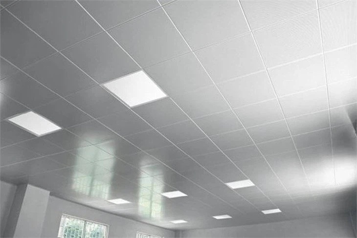 Trần nhôm 30x30 có tính năng chống ồn, chống nóng rất phù hợp với thiết kế nhà ở, phòng học