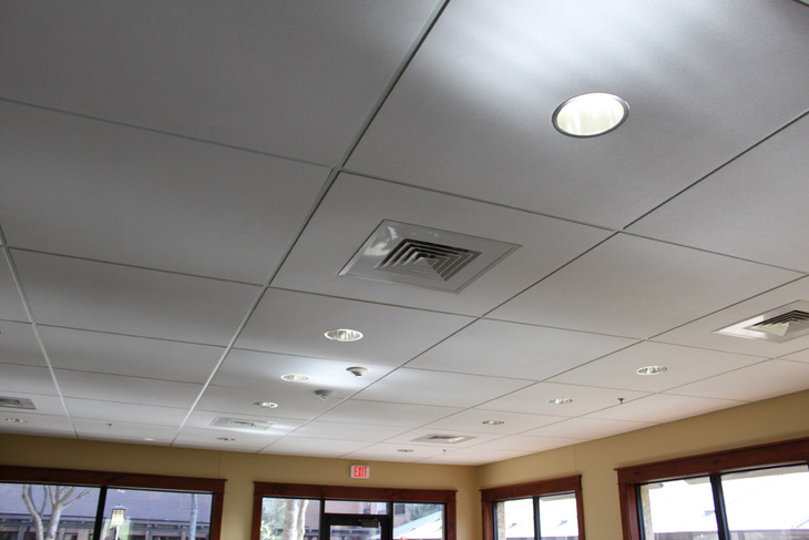 Trần nhôm 300x300 với khả năng chống oxy hóa và có độ bền cao nên được ứng dụng trong nhiều thiết kế văn phòng, ngân hàng