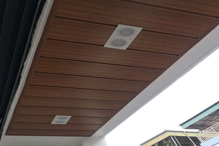 Trần nhôm màu giả gỗ cùng lớp sơn gia nhiệt bóng loáng tạo nên vẻ đẹp hoàn hảo cho ngôi nhà