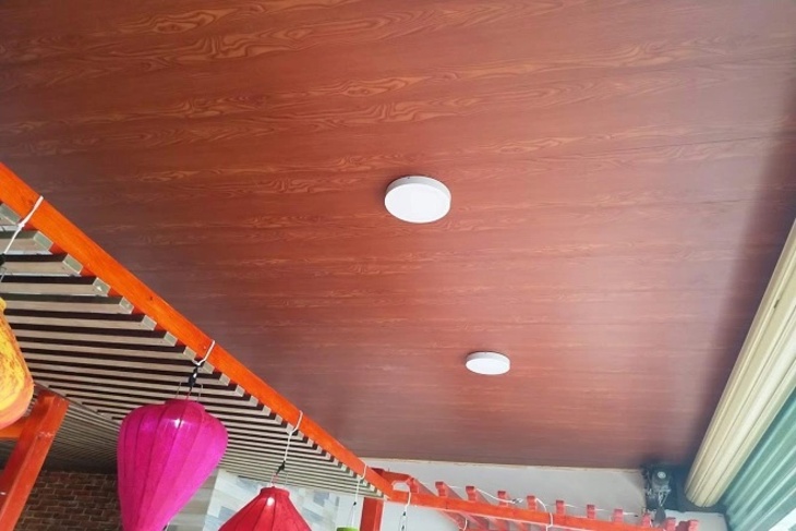 Trần Alu vân gỗ sở hữu cho mình nhiều ưu điểm vượt trội mà không phải loại trần nhôm nào cũng có được.