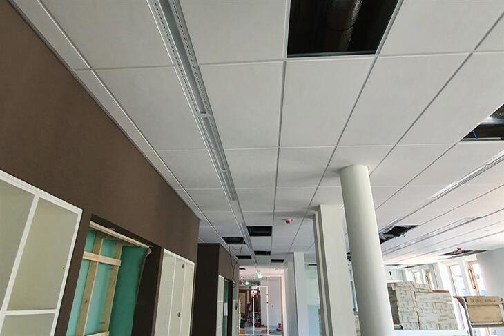 Hệ trần Aluminium màu trắng kết hợp với đen độc đáo