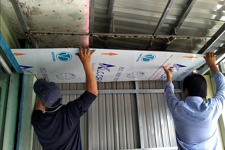 Trần nhôm nhựa Alu vân gỗ có trọng lượng nhẹ nên dễ dàng trong khâu vận chuyển và lắp đặt