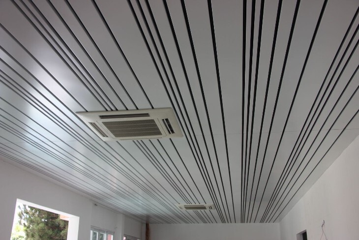 Hệ trần nhôm B-Shaped với những thanh nhôm dài và khe hở nhỏ ở giữa các thanh