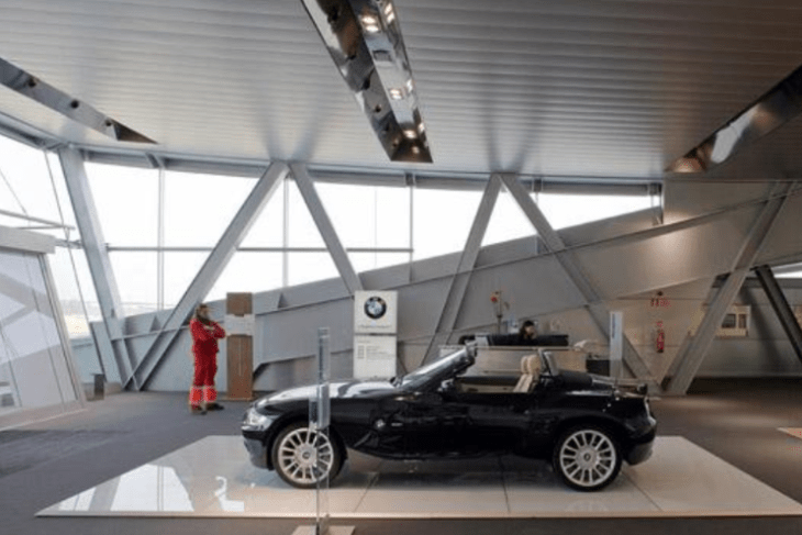 Trần nhôm C150 được sử dụng làm trần cho nhiều công trình nhà xưởng, showroom ô tô