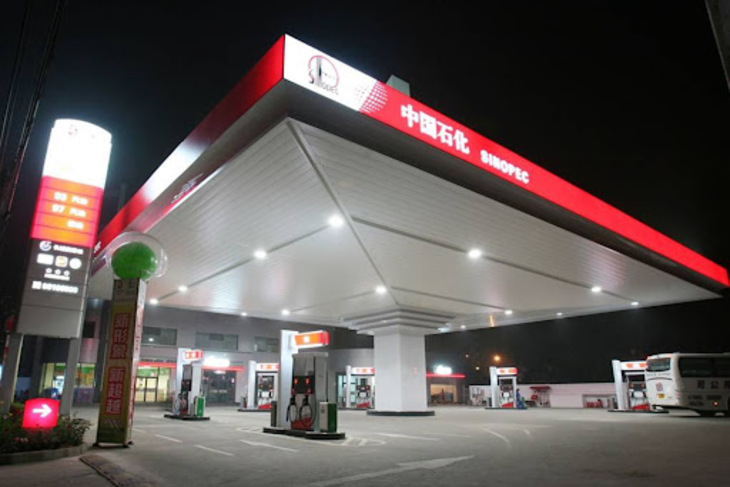 Trần nhôm C150 tại một trạm đổ xăng
