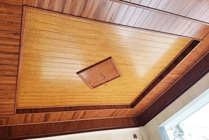 Trần nhôm C150 với màu vân gỗ nâu đậm - nhạt đan xen tạo vẻ đẹp hoài cổ cho phòng khách