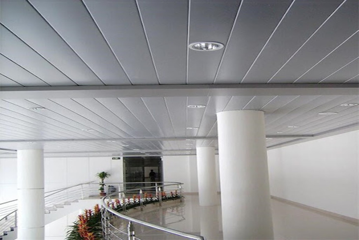 Hình ảnh kích thước trần nhôm C200 trong khuôn viên một tòa nhà