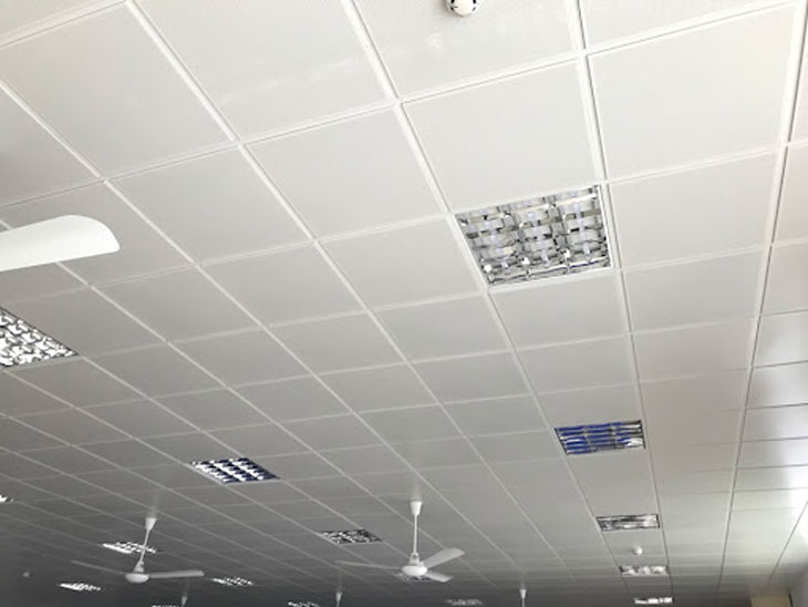 Sau khi làm sạch và vệ sinh, trần nhôm cần được đánh bóng để trông sáng và bóng hơn