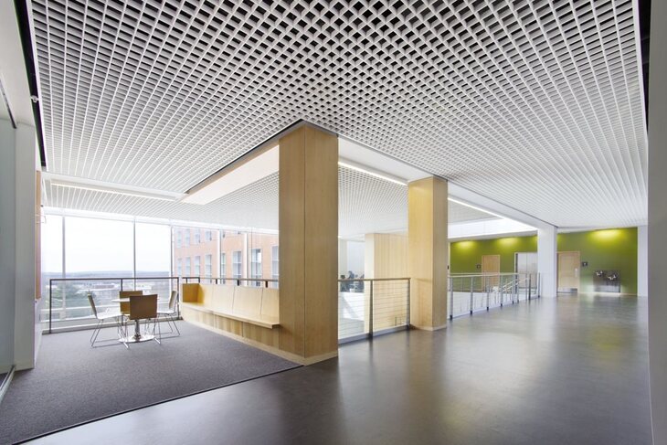 Caro vuông được lắp đặt tại hành lang văn phòng hiện đại, lịch sự