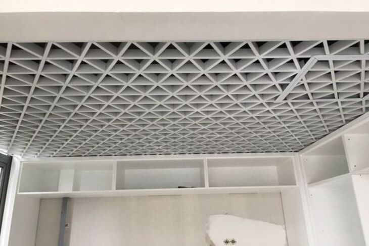 Giá trần caro phụ thuộc nhiều vào mẫu mã, kiểu dáng của tấm nhôm
