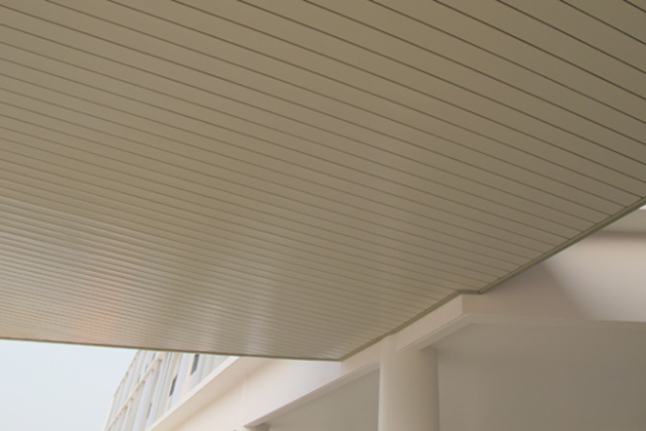 Trần nhôm G-shaped có khả năng chống han gỉ nên được ứng dụng trong trường học để đảm bảo sức khỏe cho các em học sinh