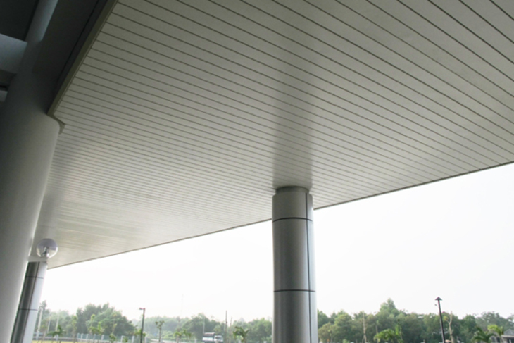Trần nhôm G-shaped được ứng dụng làm mái hiên, sảnh chờ bởi chúng có khả năng chống chọi tốt dưới nhiều điều kiện thời tiết