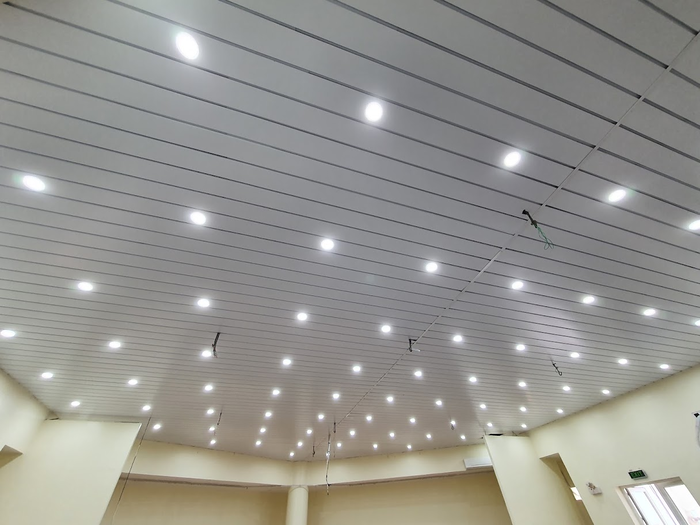 Trần nhôm G200 kết hợp với đèn chiếu sáng tạo điểm nhấn cho không gian
