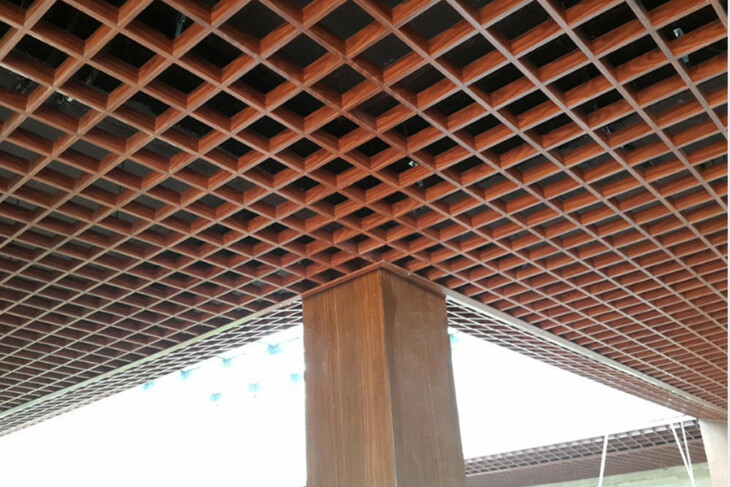 Trần nhôm giả gỗ Caro trong thiết kế hiên nhà rất ấn tượng và độc đáo