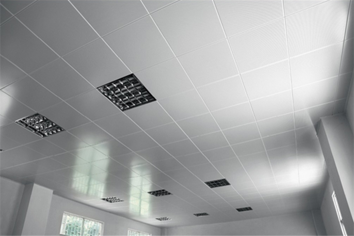 Trần nhôm 300x300 mang tông màu trắng tao nhã được lắp đặt trong phòng thể chất vừa đẹp vừa có khả năng chống ẩm mốc cao