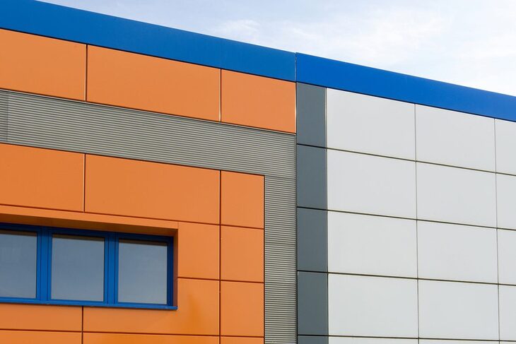 Trần nhôm nhựa Aluminum màu sắc nổi bật dùng cho mặt tiền công trình