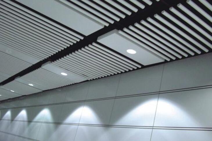 Trần nhôm dạng ống giả gỗ được thiết kế trong khu vực hành lang