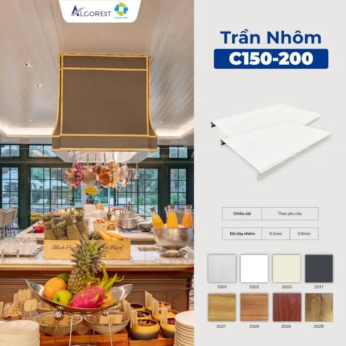 Trần nhôm phòng khách loại trần nhôm C150-200 màu trắng kết hợp khung đèn thả, tạo điểm nhấn cho không gian bếp ăn cao cấp.