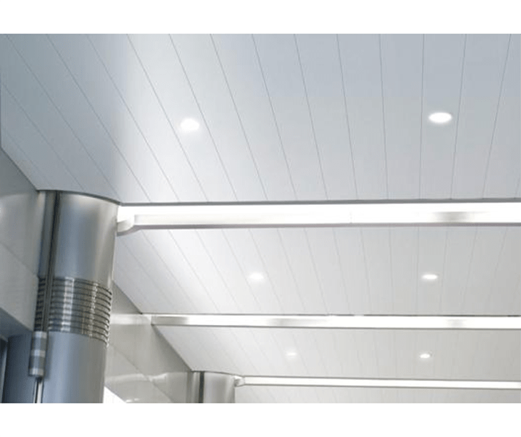 Trần nhôm sọc C150 khi kết hợp với đèn led tạo nên một khoảng trần hiện đại, sang trọng cho khu chung cư