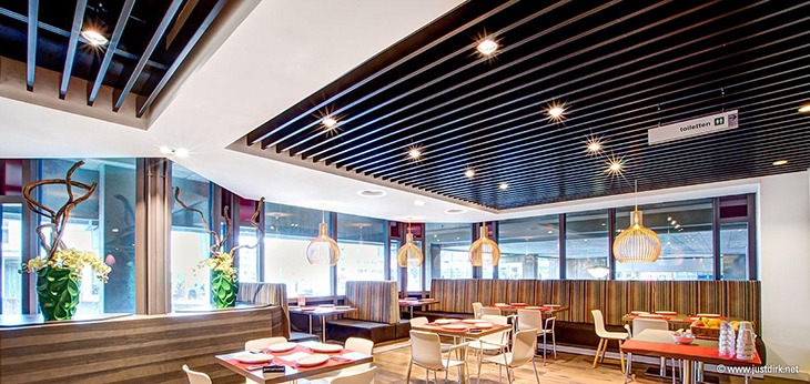 Trần nhôm sọc U-Shaped trong nhà hàng sang trọng