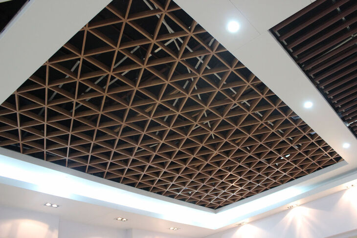 Một góc mái tại một biệt thự sử dụng kích thước trần nhôm vân gỗ tam giác 150x150 tạo cảm giác thông thoáng tự nhiên