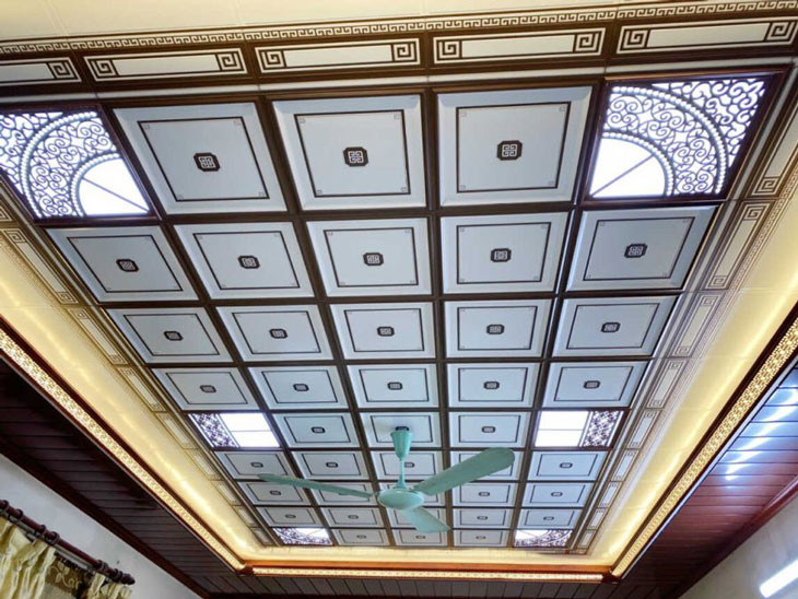 Trần nhôm tấm thả 600×600 được trang trí với hoạ tiết độc đáo