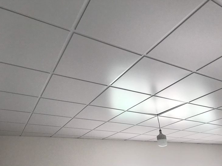 Trần nhôm thả 600x600 là hệ thống trần nhôm treo lộ khung có kích thước tương ứng