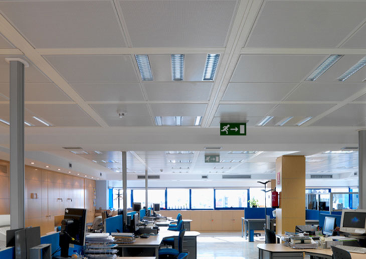 Trần nhôm thả 600×600 được lắp tại văn phòng làm việc