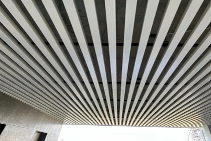 Trần nhôm U Shaped thích hợp với những công trình có diện tích lớn như trung tâm thương mại, nhà ga...