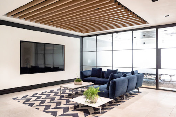 Trần U kích thước 40x60 tạo điểm nhấn cho phòng khách