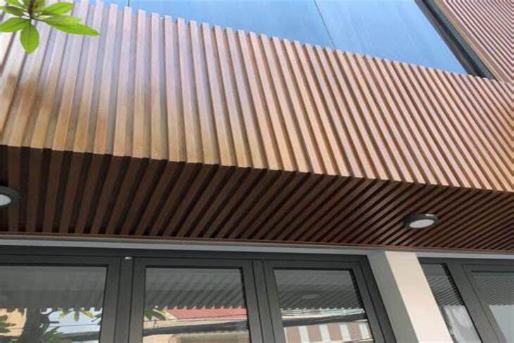 Trần nhôm giả gỗ U-shaped với thiết kế màu vân gỗ nâu đậm mang tới vẻ đẹp sang trọng và hấp dẫn cho ngôi nhà