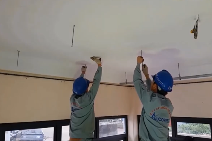 Treo nẹp viền tường vào vị trí đã đánh dấu