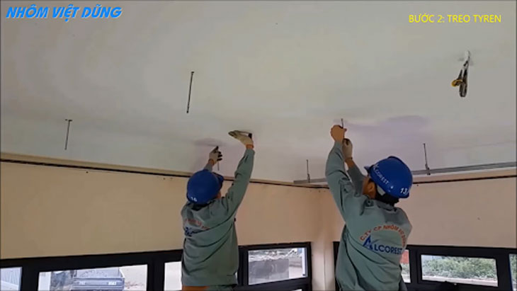Tyren được gắn lên trần nhà theo khoảng cách đã xác định