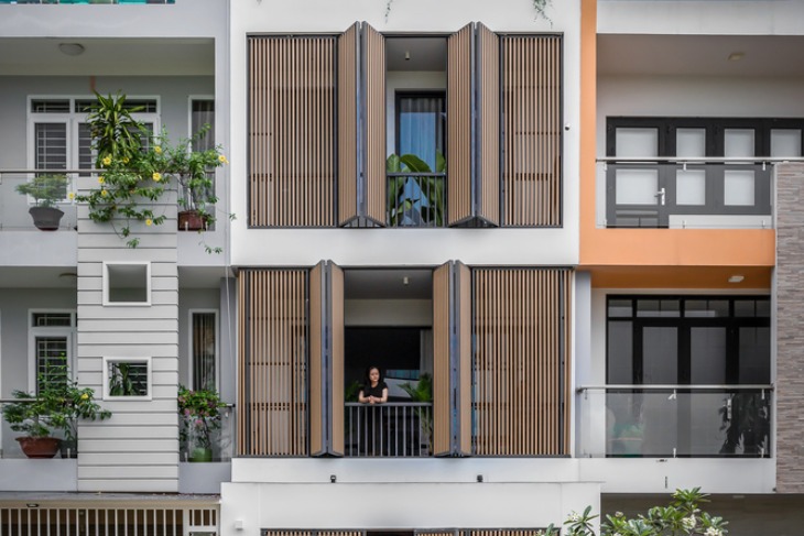 Lam chắn nắng giả gỗ mang đến thiết kế độc đáo, sáng tạo và giúp đảm bảo an toàn cho ban công, cửa sổ
