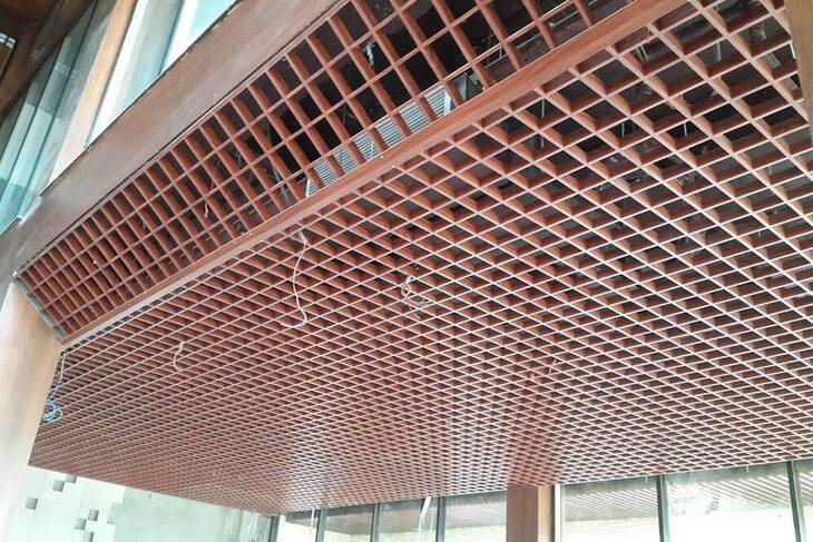 Trần nhôm Caro có ứng dụng trong trường học che đi những đường ống hay phần thô của công trình