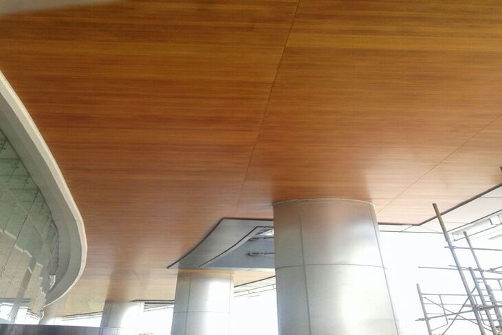 Trần nhôm giả gỗ Hook-on mang đầy vẻ đẹp nghệ thuật và sang trọng trong thiết kế các tòa nhà cao tầng